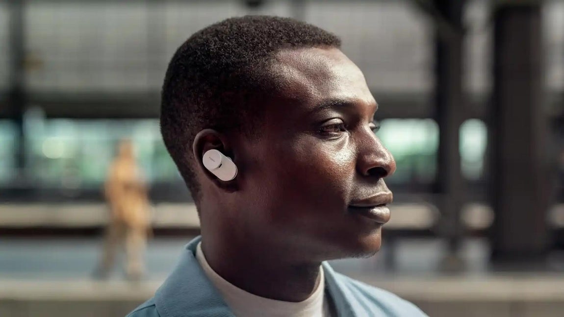 Los auriculares inalámbricos se han convertido en el dispositivo estrella de millones de consumidores de todo el mundo. Un gadget práctico, útil y sin cables en el que, a la hora de comprarlo, prima la calidad del sonido y la autonomía del dispositivo pero sin olvidar el diseño y la estética del mismo. Hoy en Summum hacemos un repaso por los auriculares inalámbricos más exclusivos y las novedades del momento.