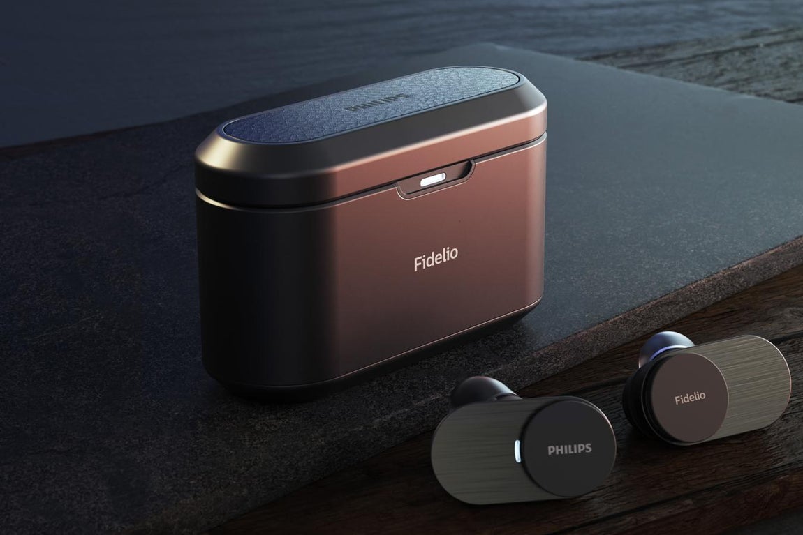 Philips Fidelio T1. Una de las últimas incorporaciones del mercado (acaban de ser presentados en septiembre). Los nuevo auriculares <a href="https://www.philips.es/c-e/so/fidelio.html" target="_blank">Fidelo T1 de Philips</a> presumen de cancelación de ruido activa, una larga autonomía y un diseño en el que metal y cuero otorgan sin duda una estética muy elegante. Con 9 horas de reproducción continua y otras 25 horas de reproducción disponibles a través del estuche de carga, son perfectos para uso en el exterior, resistentes a las salpicaduras y cuentan con seis micrófonos -tres en cada yema- ofreciendo el máximo nivel de cancelación de ruido. Un complemento de estilo con un sonido definido en cualquier lugar. Estarán disponibles en España a partir de octubre por 299, 99 euros.