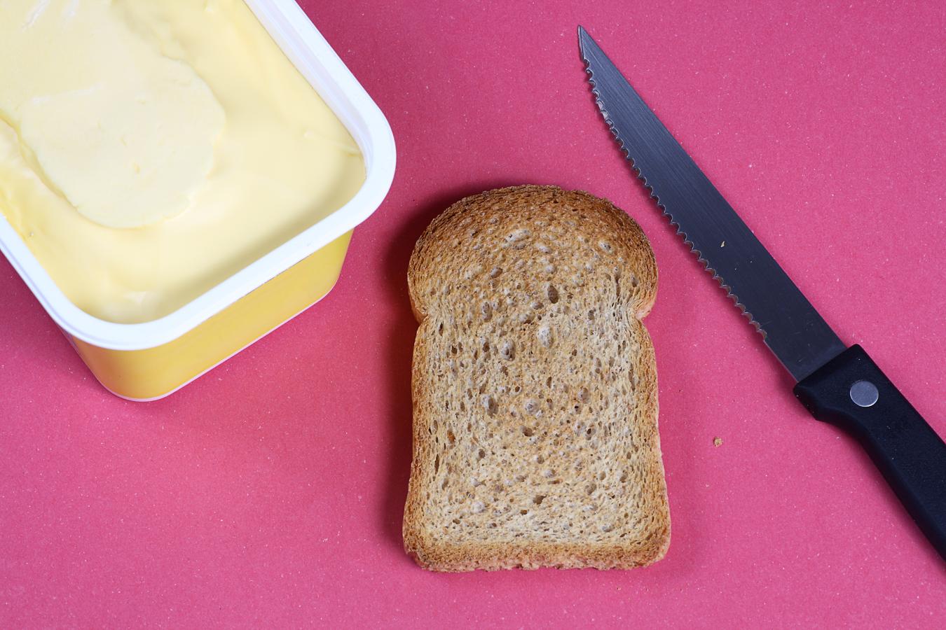 Margarina. La margarina puede ser buena opción para las personas que no toman huevo y leche, dado que se hace solo con materiales vegetales, pero esta lleva muchos aditivos y conservantes para conseguir un sabor y textura similar a la de la mantequilla.