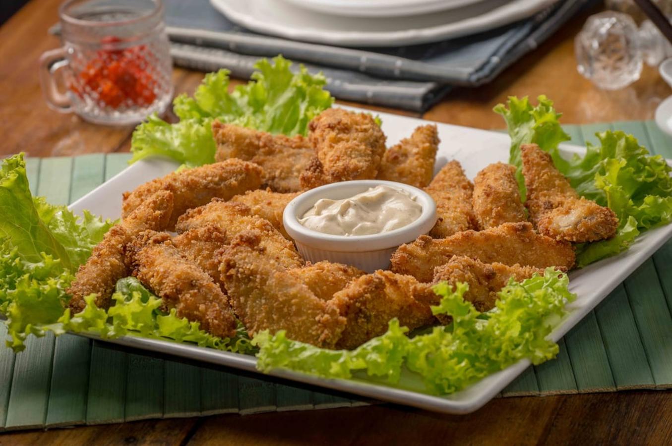 Nuggets. Los nuggets son una «pasta» de pollo que ha pasado por un procesamiento. A parte, tendemos a freírlos, por lo que esta cocción le añade más calorías.