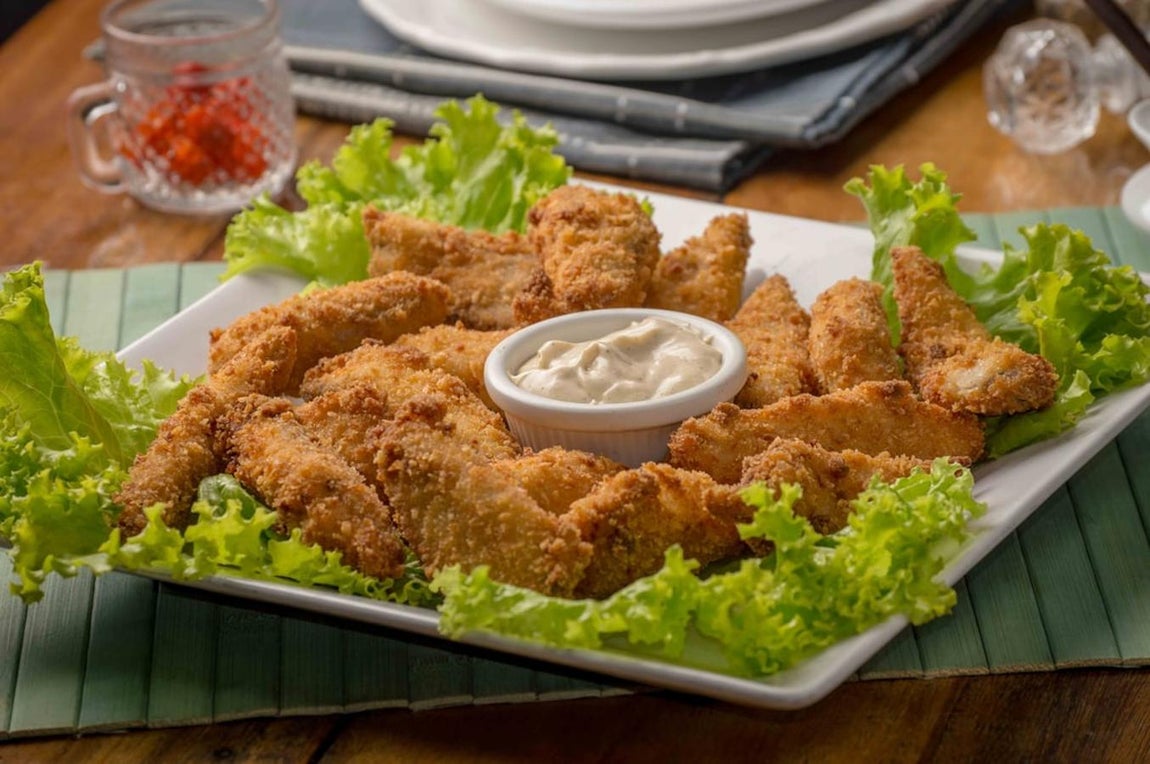 Nuggets. Los nuggets son una «pasta» de pollo que ha pasado por un procesamiento. A parte, tendemos a freírlos, por lo que esta cocción le añade más calorías.