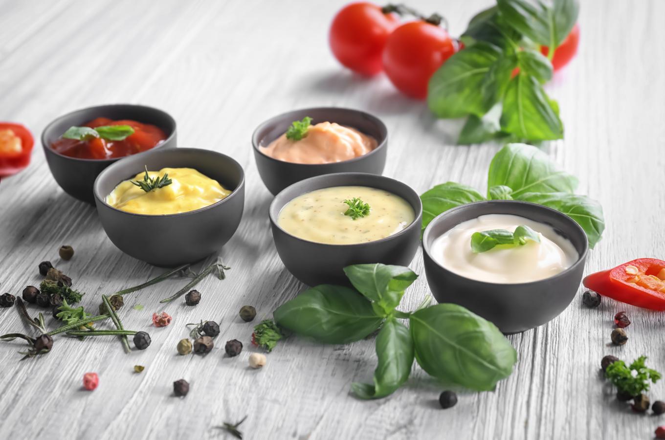 Salsas. Las salsas son perfectas para darle un poco de vida a nuestros platos, pero siempre debemos optar por opciones caseras y no comprar salsas procesadas. Estas llevan un alto porcentaje de azúcares y grasas saturadas.