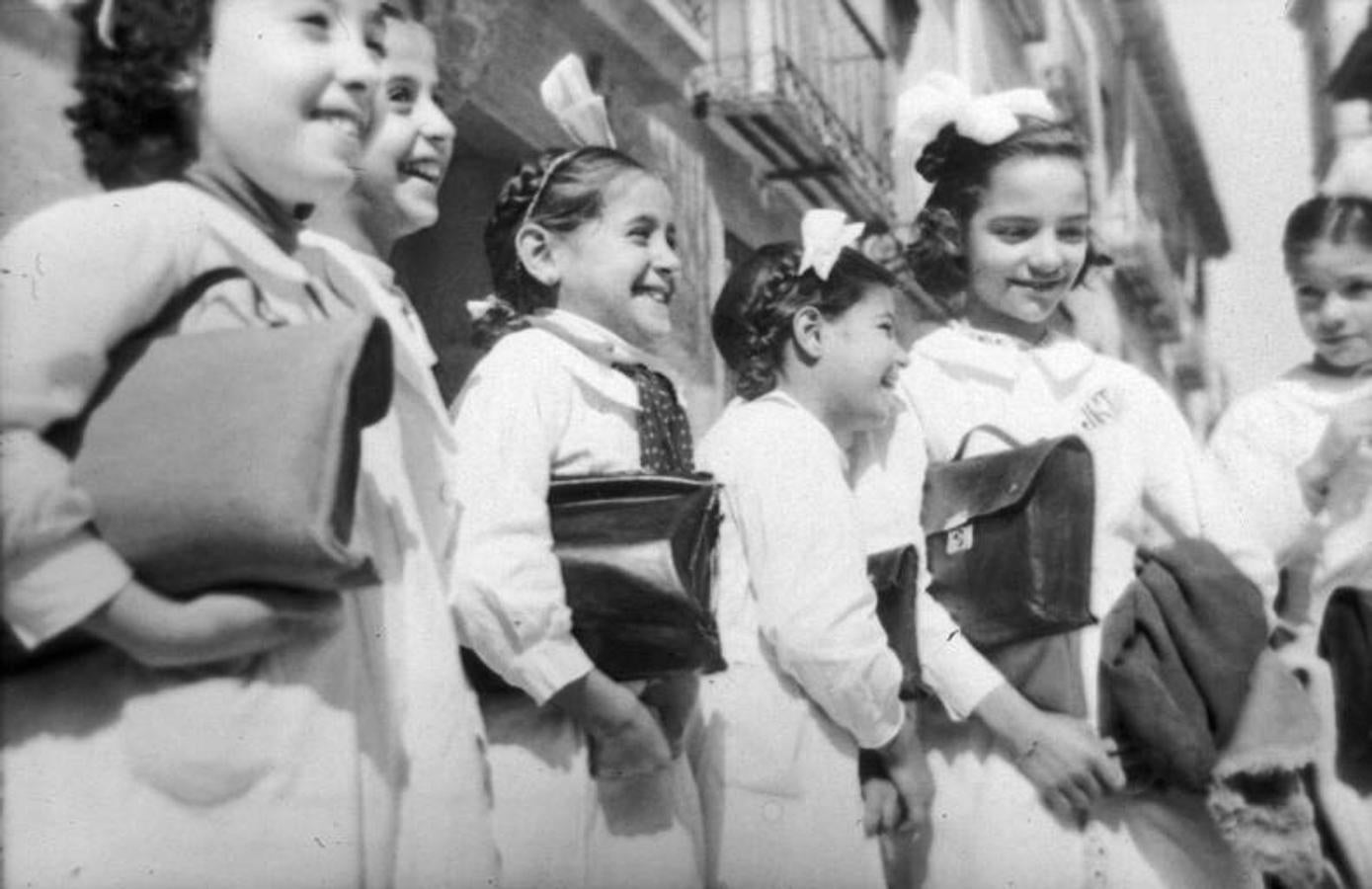 1940: Un grupo de amigas sonríen muy contentas el primer día de curso. 