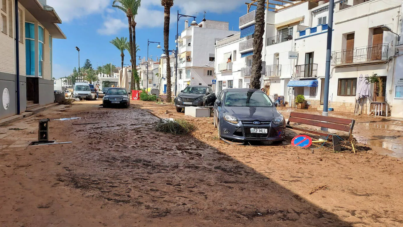 El temporal de lluvia deja Alcanar (Tarragona) con vías y coches destrozados. 