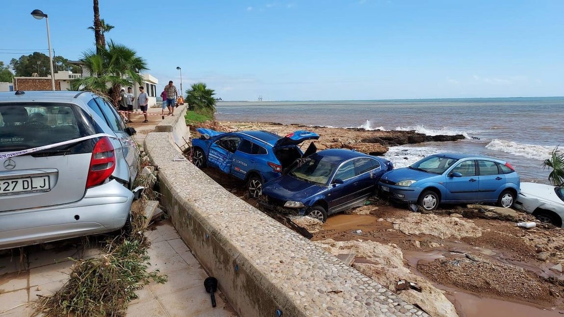 El temporal de lluvia deja Alcanar (Tarragona) con vías y coches destrozados. 