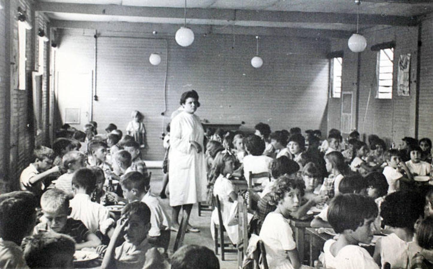 1960: El comedor de un colegio en El Pozo del Tío Raimundo. 