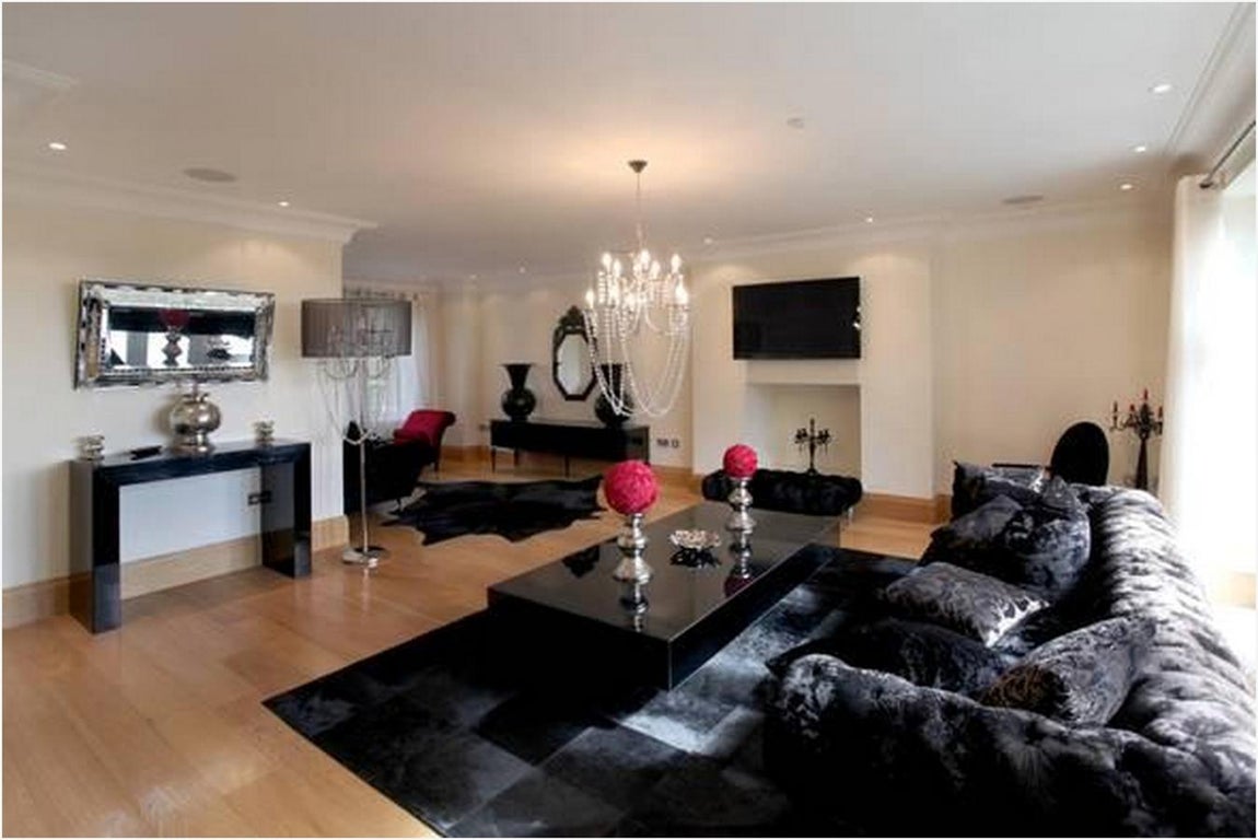 La mansión que Cristiano tenía en Mánchester. La decoración tenía un estilo bastante masculino, con mobiliario y adornos en negro, formas sencillas y poco arriesgadas, aunque no faltaba algún detalle diferenciador ya fuese en forma de espejo, cuadro o alfombra.