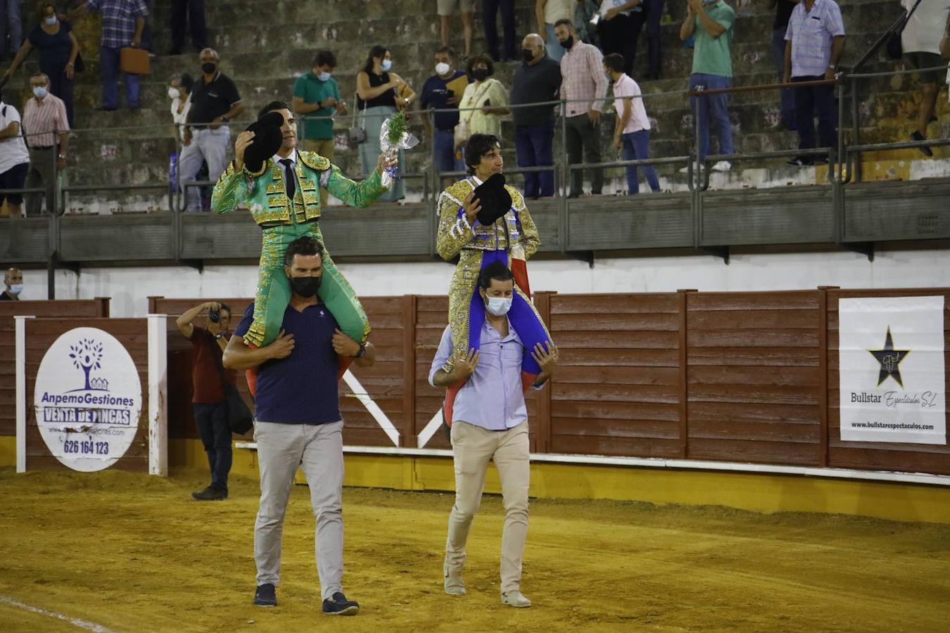 Curro Díaz y Chacón se reparten cuatro orejas en  Priego de Córdoba