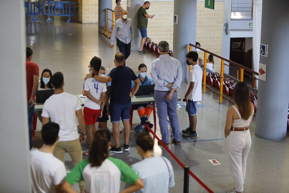 Vacunación exprés Covid en Córdoba para los rezagados, en imágenes