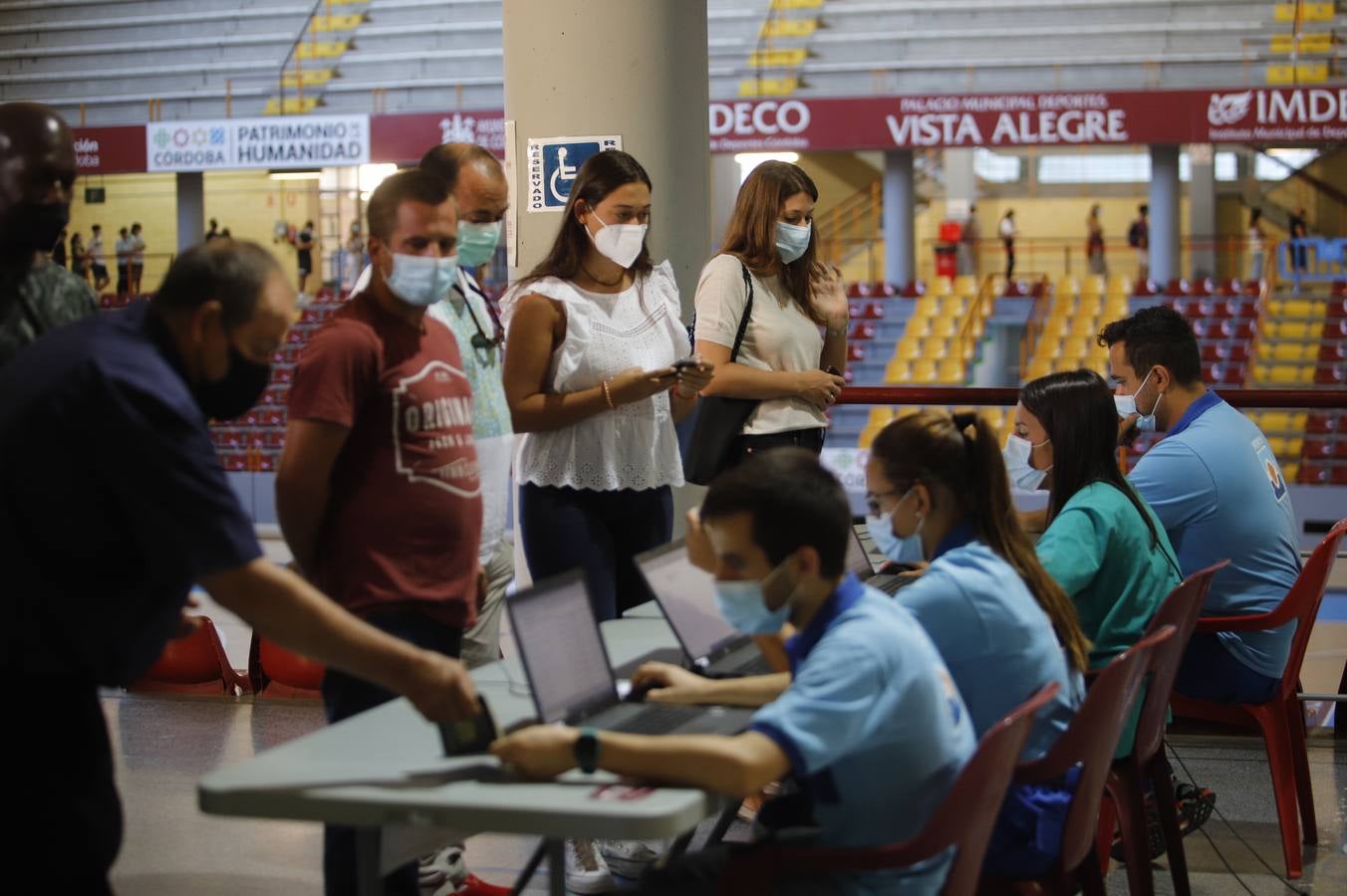 Vacunación exprés Covid en Córdoba para los rezagados, en imágenes