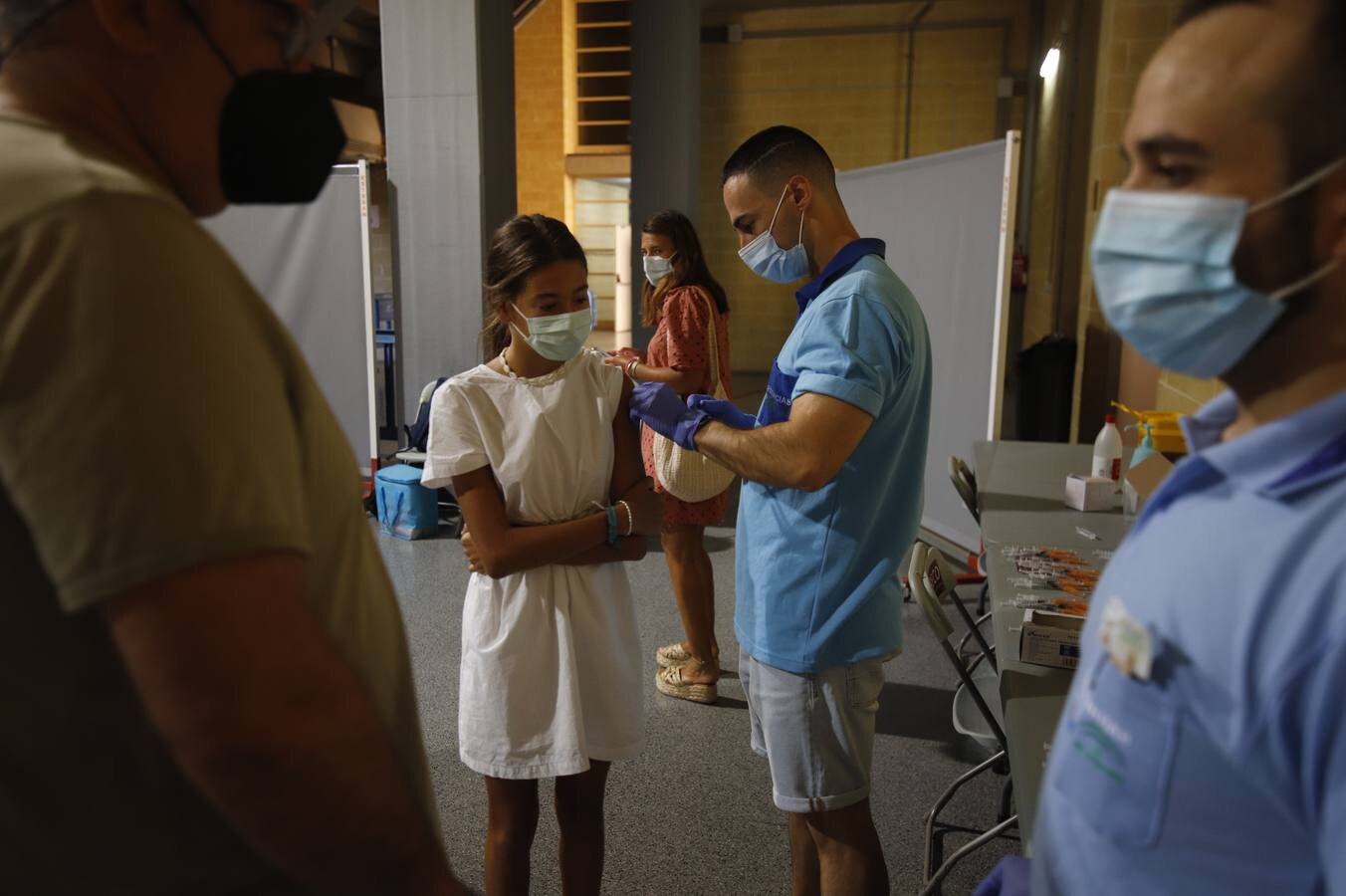 Vacunación exprés Covid en Córdoba para los rezagados, en imágenes
