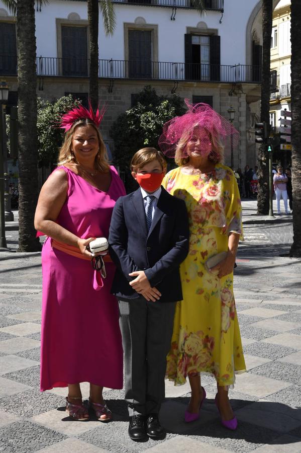 Cari Lapique, tía del novio, su hija Caritina y su nieto. 