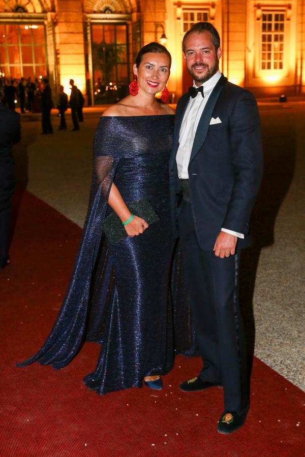 Claire y Felix de Luxemburgo - Look de noche. Para la noche lució un vestido azul marino en crepé con cuello barco que incluía una capa semitransparente que caía con sutileza. Como toque diferenciador apostó por uos pendientes XXL rojos.