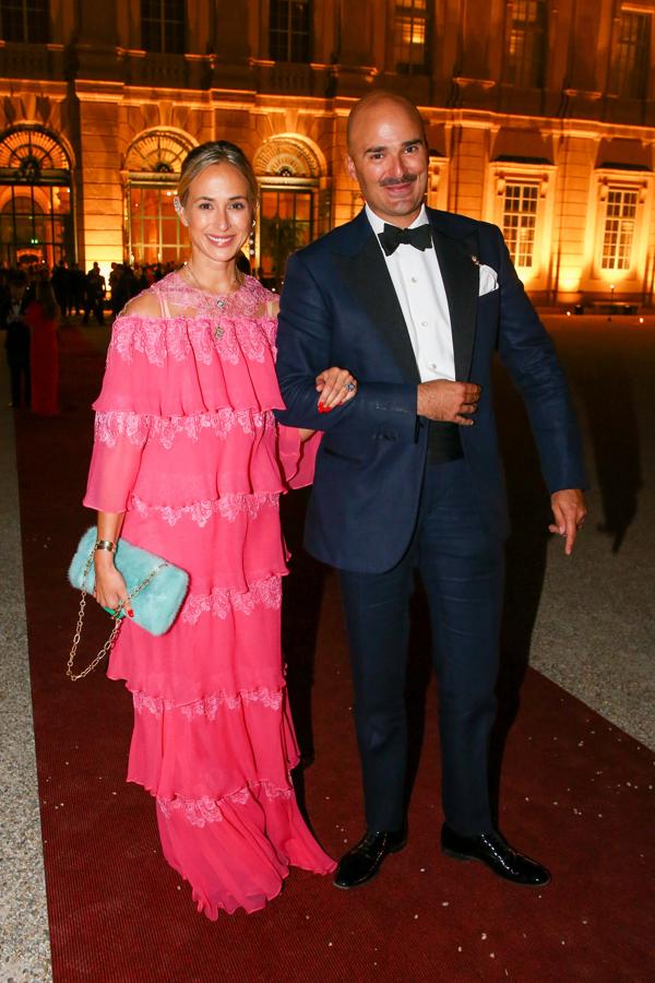 Elisabeth y Alberto von Thurn und Taxis- Look de noche. La socialité acudió acompañada de su hermano y se decantó por un vestido rosa chicle compuesto de varias hileras de volante y encaje.