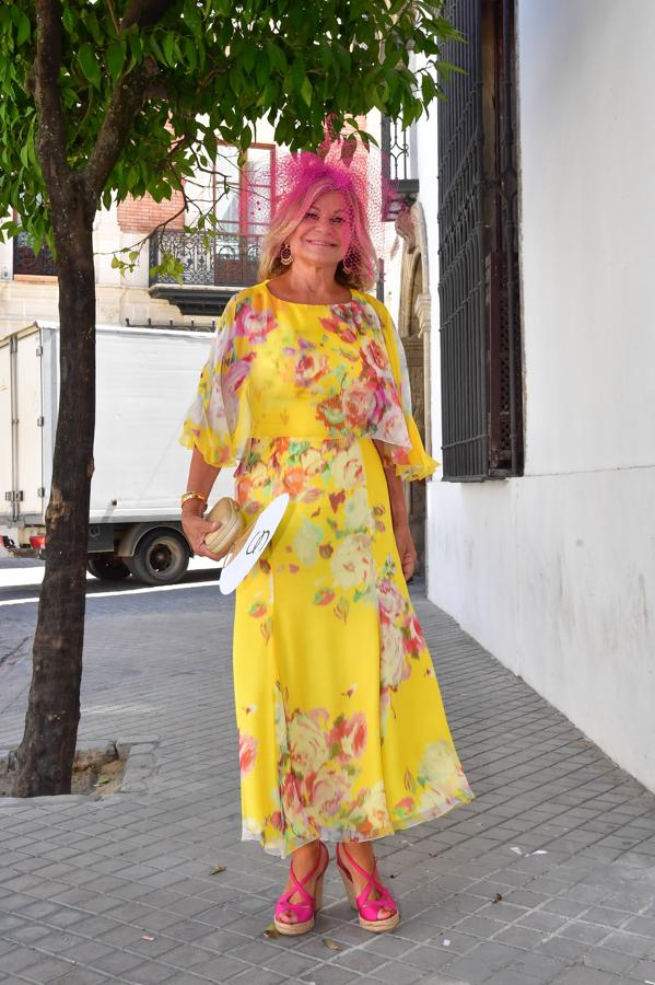 Cari Lapique. Muy colorida con un vestido vaporoso con una falda acampanada y mangas vaporosas con un estampado de flores al que añadió unas alpargatas fucsia y un tocado a juego.