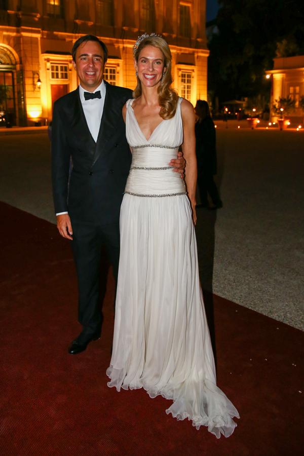 María Anunciata de Liechtenstein y Emanuele Musini - Look de noche. Para la ceremonia religiosa lució un voluminoso vestido de aire clásico de Valentino mientras que para la noche se decantó por un diseño vaporoso en color champán con un pronunciado escote en uve, un drapeado en la zona del vientre y dos cenefas de bordados con pedrería.