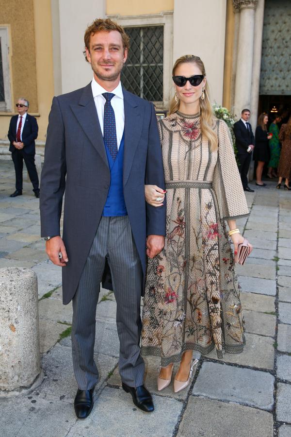 Beatrice Borromeo y Pierre Casiraghi - Look de día. Fiel a Christian Dior, lució un vestido midi  en tonos nude con troquelados compuesto por una amplia alda acampanada con flores bordadas y una cenefa en el bajo que se fusionaba con el cuerpo más ajustado en donde dicha cenefa ascendía. Las mangas, también campana, encajaban a la perfección con la silueta de la prenda y lle daban un extra de movimiento. La italiana añadió unnos stilettos de la misma firma en rosa empolvado y un pequeño clutch a juego.