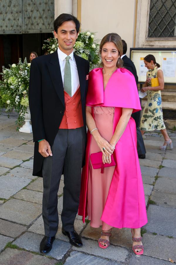 Inés de Cominges y François du Chastel - Look de día. La diseñadora hizo de la paleta de rosas su elección con un dos piezas de la firma española Sophie et Voilà compuesto por un vestido midi empolvado y una capaz asimétrica de crepe fucsia. Añadió unas sandalias de pedrería de los mismos tonos de Lola Cruz.