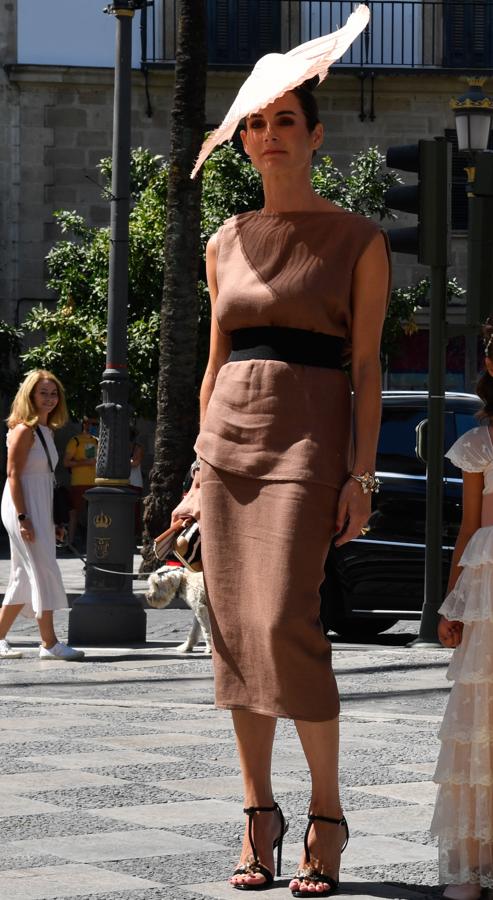 Rosario Domecq. La mujer de Julián López ‘El Juli’ y prima de la novia optó por un ajustado vestido miri marrón chocolate con cuello a la caja y un fajín negro en la cintura. Añadió unas sandalias de tiras negras y una pamela beige.