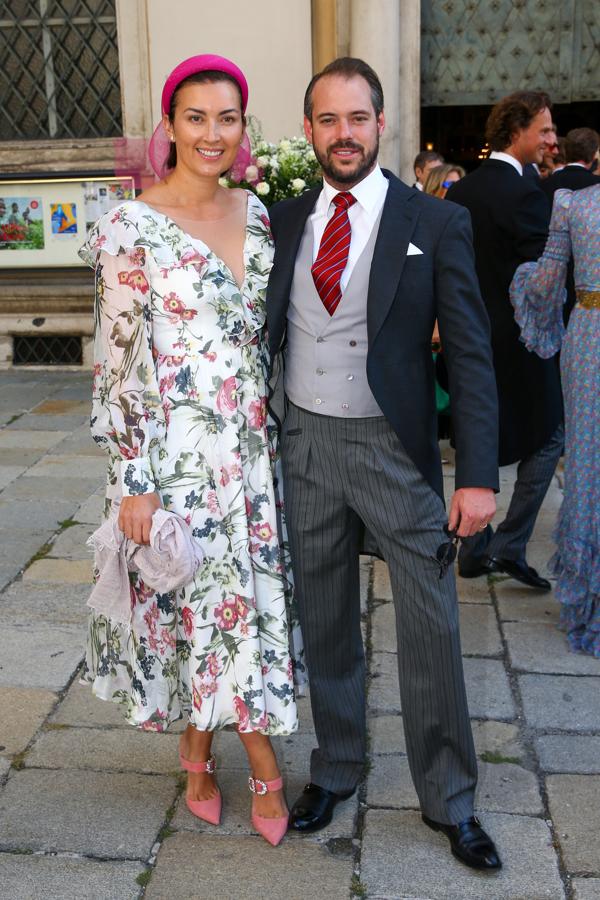 Claire y Felix de Luxemburgo - Look de día. Eligió un vestido midi con flores XXL con unn pronunciado escote en uve con volantes y estampado floreado al que añadió unos mules rosa empolvado de Christian Dior.