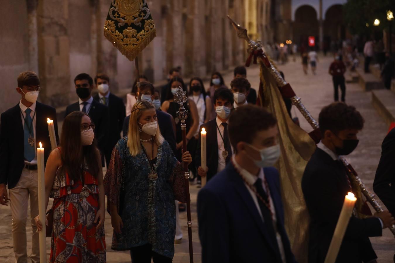 La Virgen de la Fuensanta vuelve al aire de Córdoba entre jóvenes en el Patio de los Naranjos