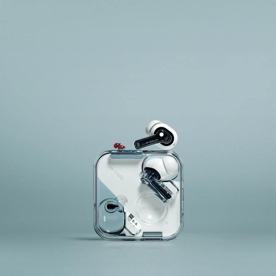 Nothing ear (1). Con un diseño icónico y transparente y una experiencia de usuario de primera calidad, <a href="https://es.nothing.tech/" target="_blank">estos auriculares </a>cuentan con una autonomía de hasta 34 horas con el estuche, un potente driver de 11,6 mm y unas especificaciones punteras que incluyen cancelación activa de ruido. Con un diseño que se despoja de las características estéticas para exponer la ingeniería, incluyendo los micrófonos, los imanes y la placa base con la circuitería, cada uno de los auriculares pesa 4,7 granmos y cuenta con aberturas que alivian la presión, un ajuste ergonómico y tres almohadillas de silicona líquida para adaptarse a cualquier oídoofrecer una gran comodidad. Precio: 99 euros.