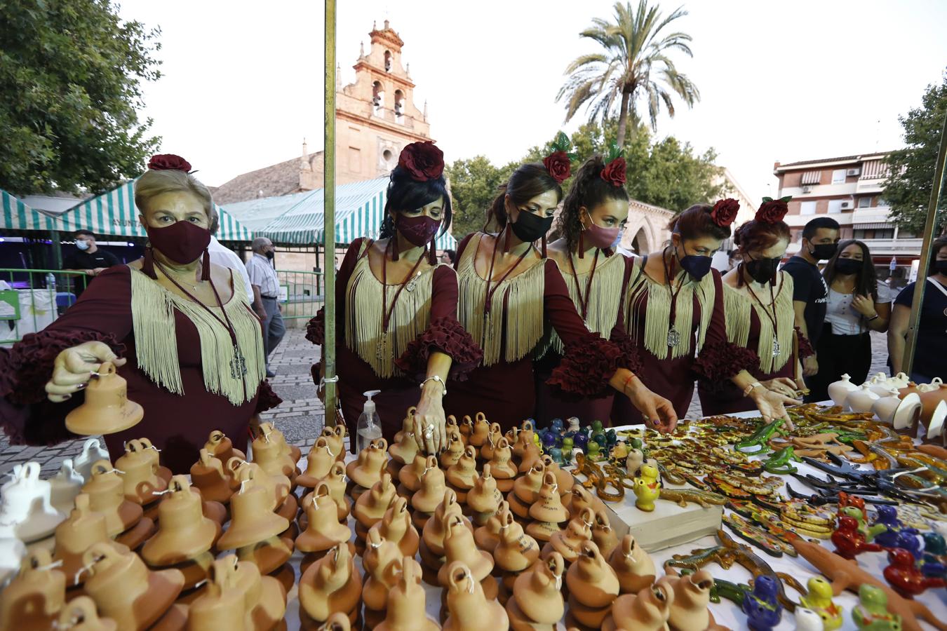 En imágenes, el gran ambiente de la víspera de la Velá pese a la pandemia