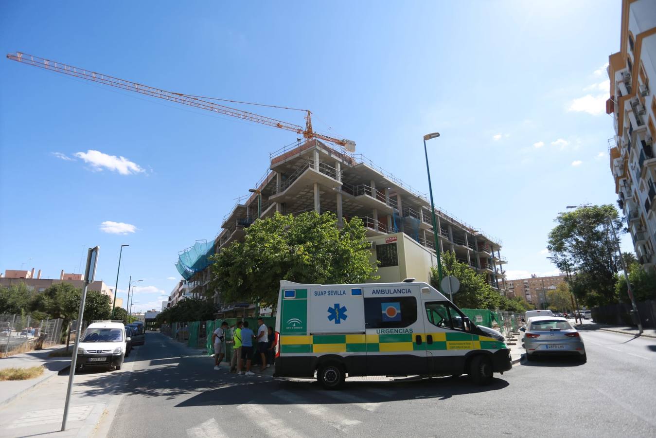 Un hombre se atrinchera en una grúa de construcción