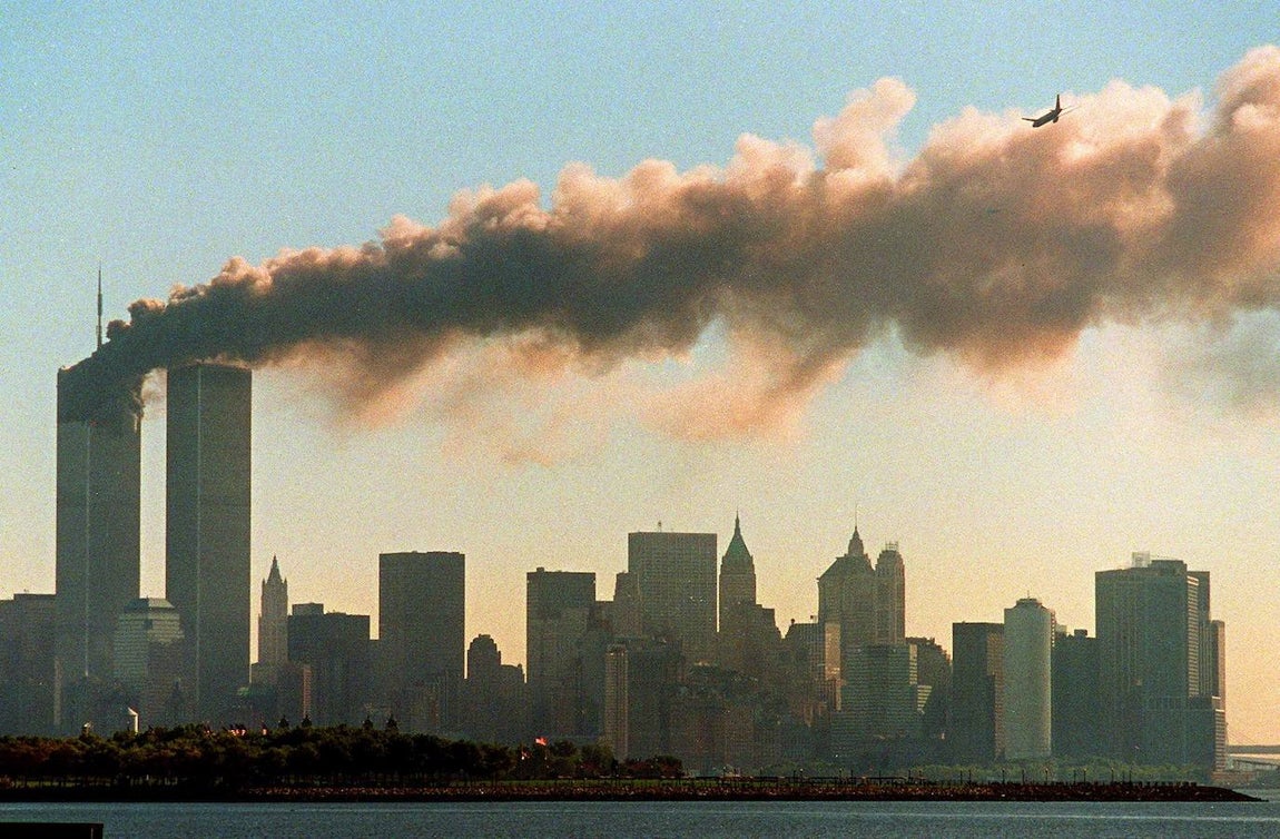 8:46 horas: El vuelo 11 de American se estrella contra la Torre Norte del World Trade Center (WTC). El avión, un Boeing 767, había despegado de Boston dirección de Los Ángeles a las 7:59 y fue 'oficialmente' secuestrado a los 15 minutos de iniciar el vuelo.. 