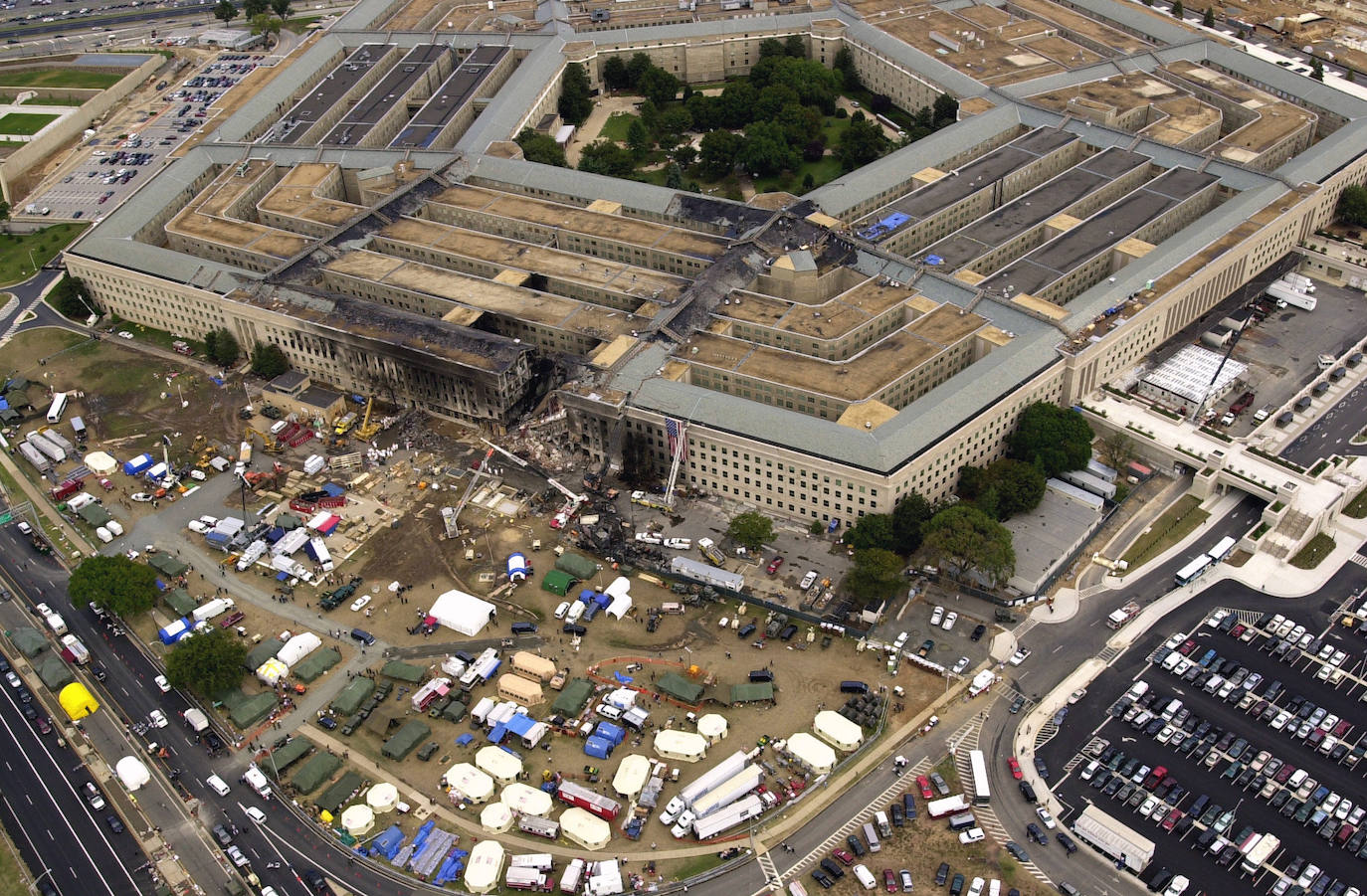 9:37: El vuelo 77 de American Airlines se estrella contra el Pentágono. El avión, un Boeing 757, había despegado a las 8:20 del Aeropuerto Internacional Dulles de Washington dirección Los Ángeles. Dentro iban 64 personas. con 64 personas.. 