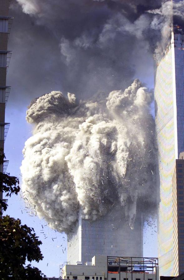 9:59: La Torre Sur (la segunda en recibir el impacto de un avión) se viene abajo. No ha aguantado ni 60 minutos en pie.. 