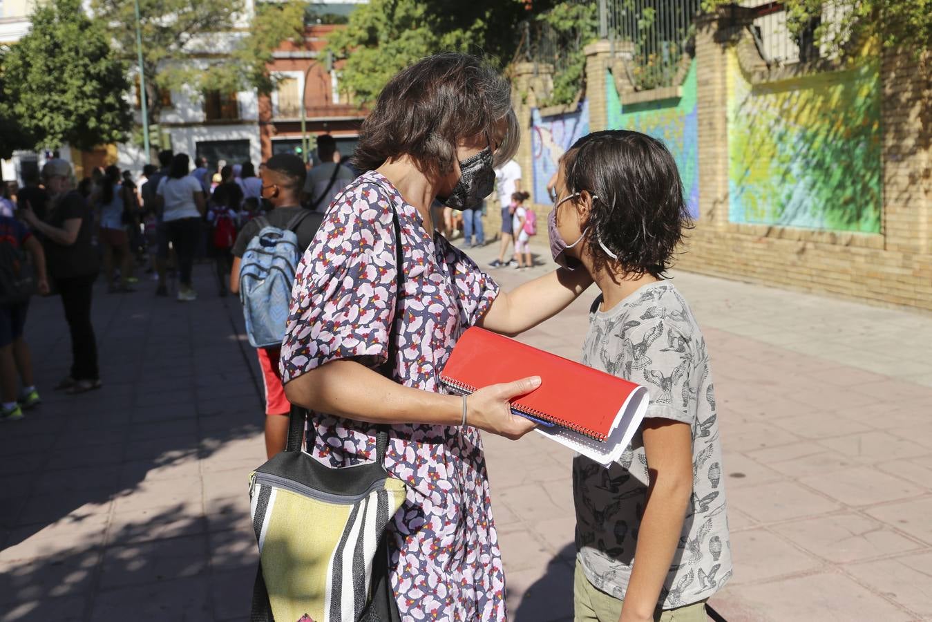 El alcalde de Sevilla abre el curso escolar en el Colegio Arias Montano