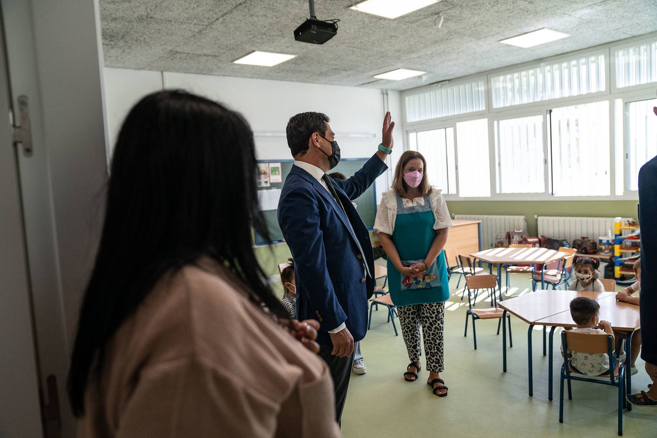 Fotogalería: Juanma Moreno en el inicio del curso escolar en Utrera