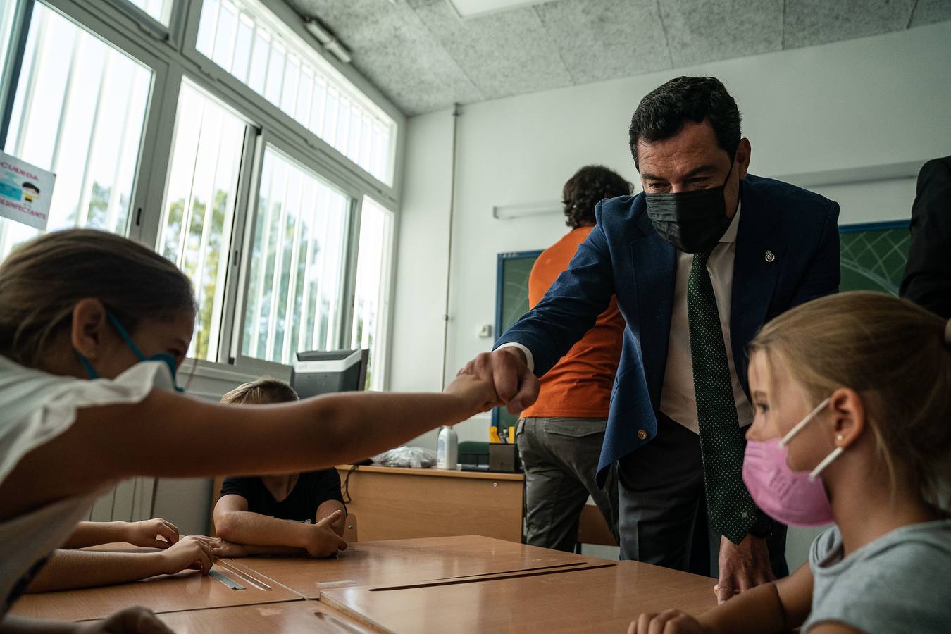 Fotogalería: Juanma Moreno en el inicio del curso escolar en Utrera