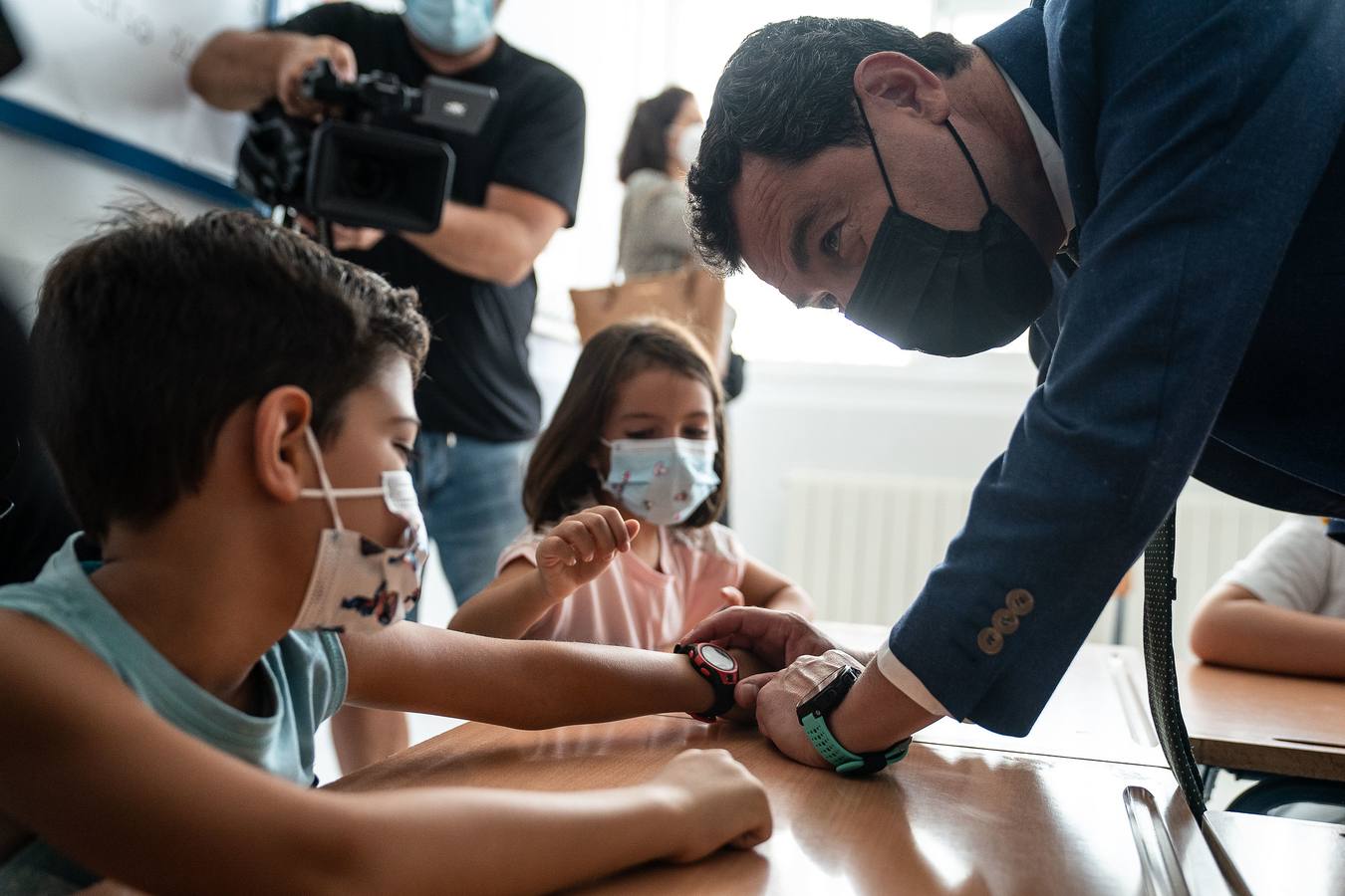 Fotogalería: Juanma Moreno en el inicio del curso escolar en Utrera