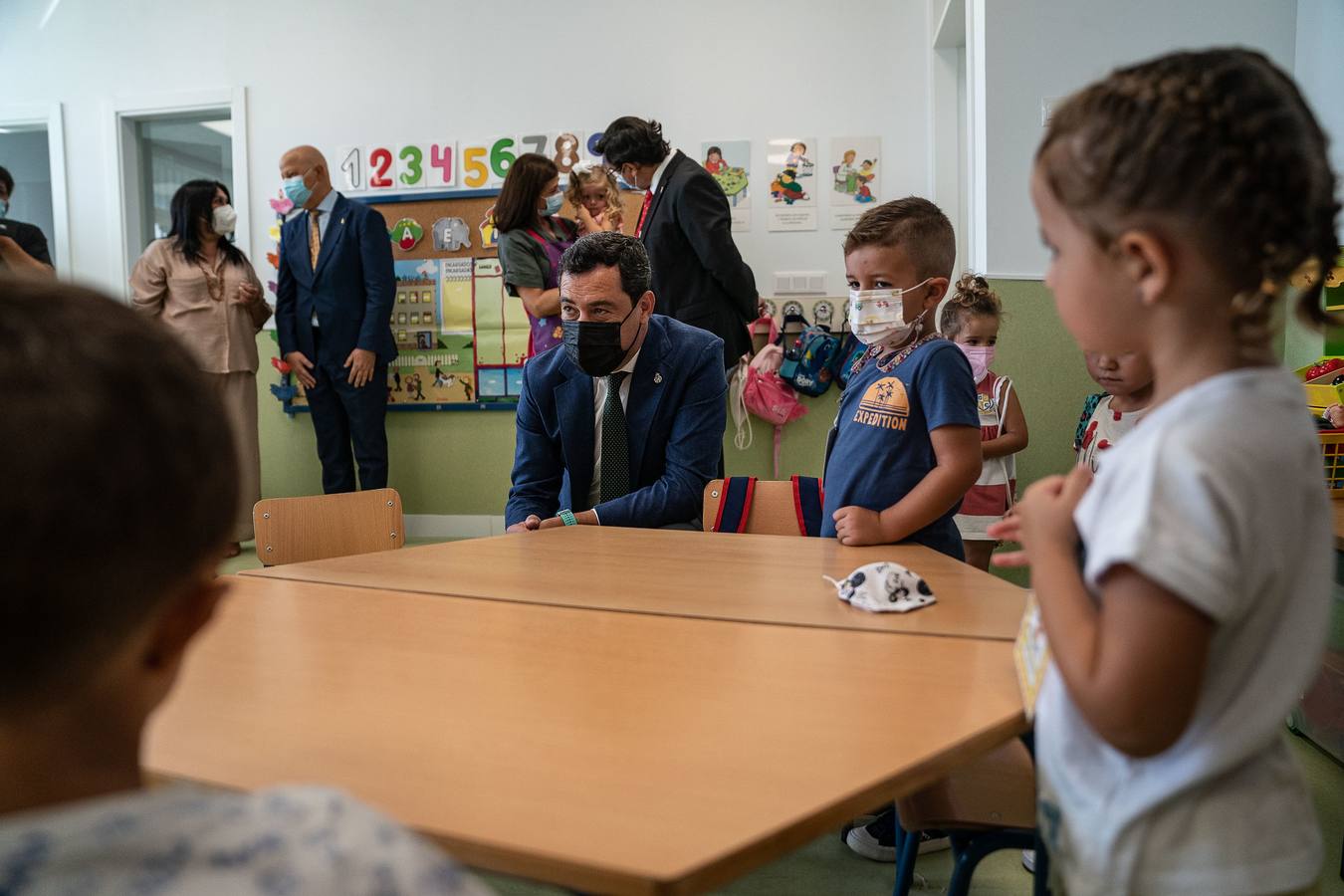 Fotogalería: Juanma Moreno en el inicio del curso escolar en Utrera