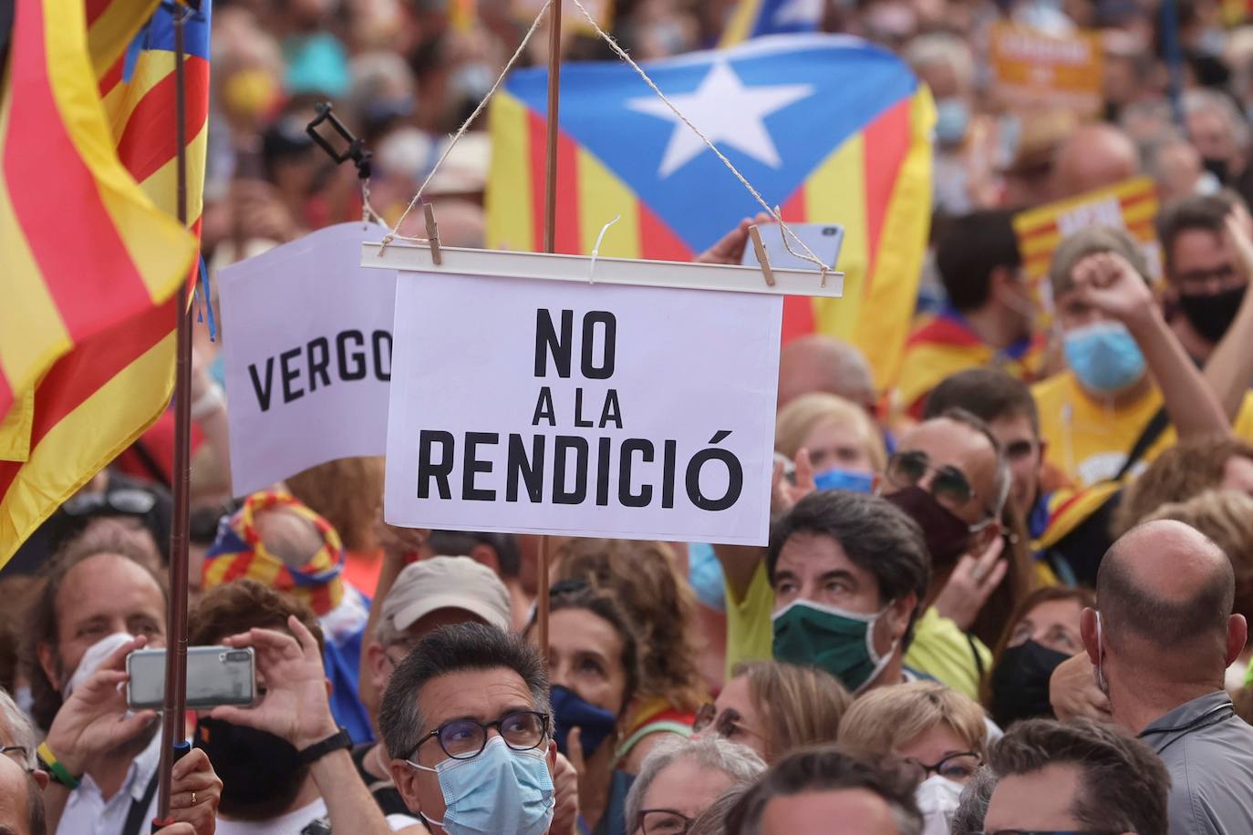 En imágenes: una Diada más, de la ofrenda floral a los disturbios