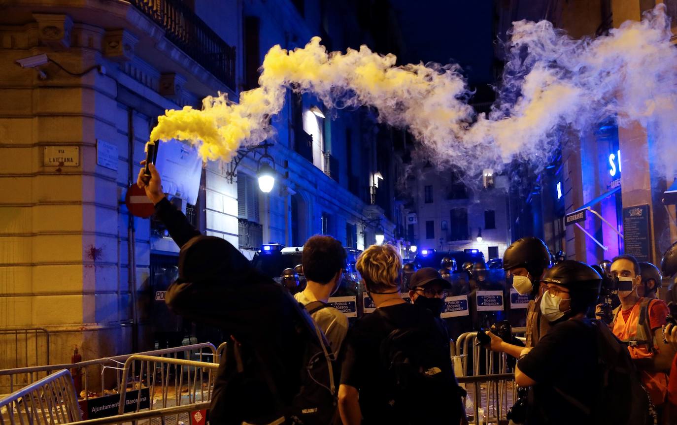 En imágenes: una Diada más, de la ofrenda floral a los disturbios