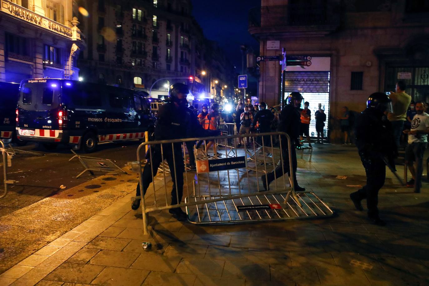 En imágenes: una Diada más, de la ofrenda floral a los disturbios