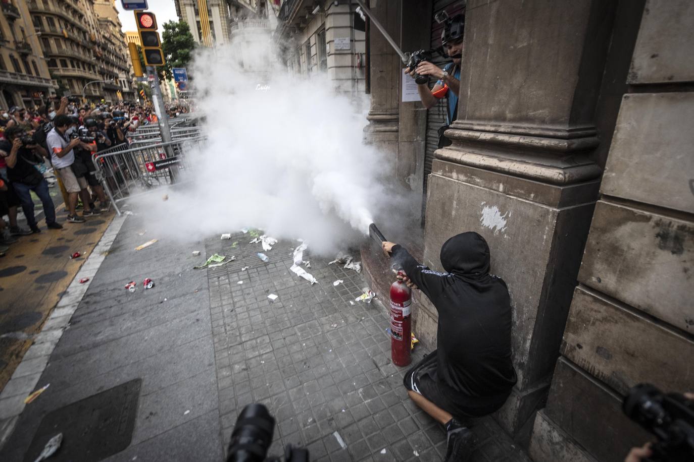 En imágenes: una Diada más, de la ofrenda floral a los disturbios