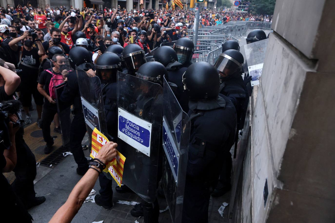 En imágenes: una Diada más, de la ofrenda floral a los disturbios