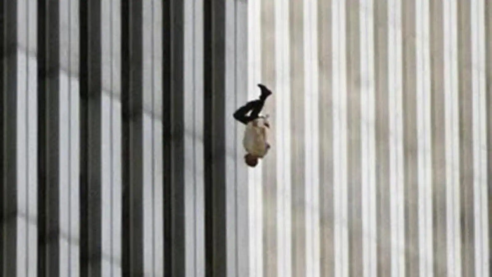 Una de las imágenes más estremecedoras que dejó el 11-S fue la de un hombre saltando al vacío desde una de las torres. 