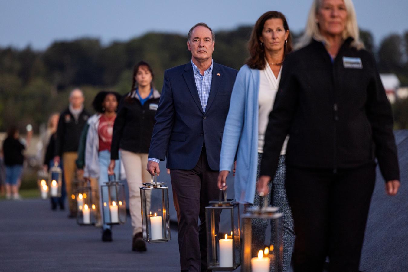 Familiares y amigos llevan velas para honrar a los caídos del vuelo 93. 