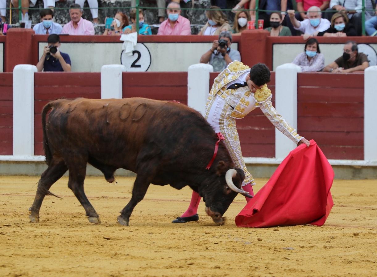 Cuatro orejas y debut con sobresaliente: Tomás Rufo toma la alternativa con nota