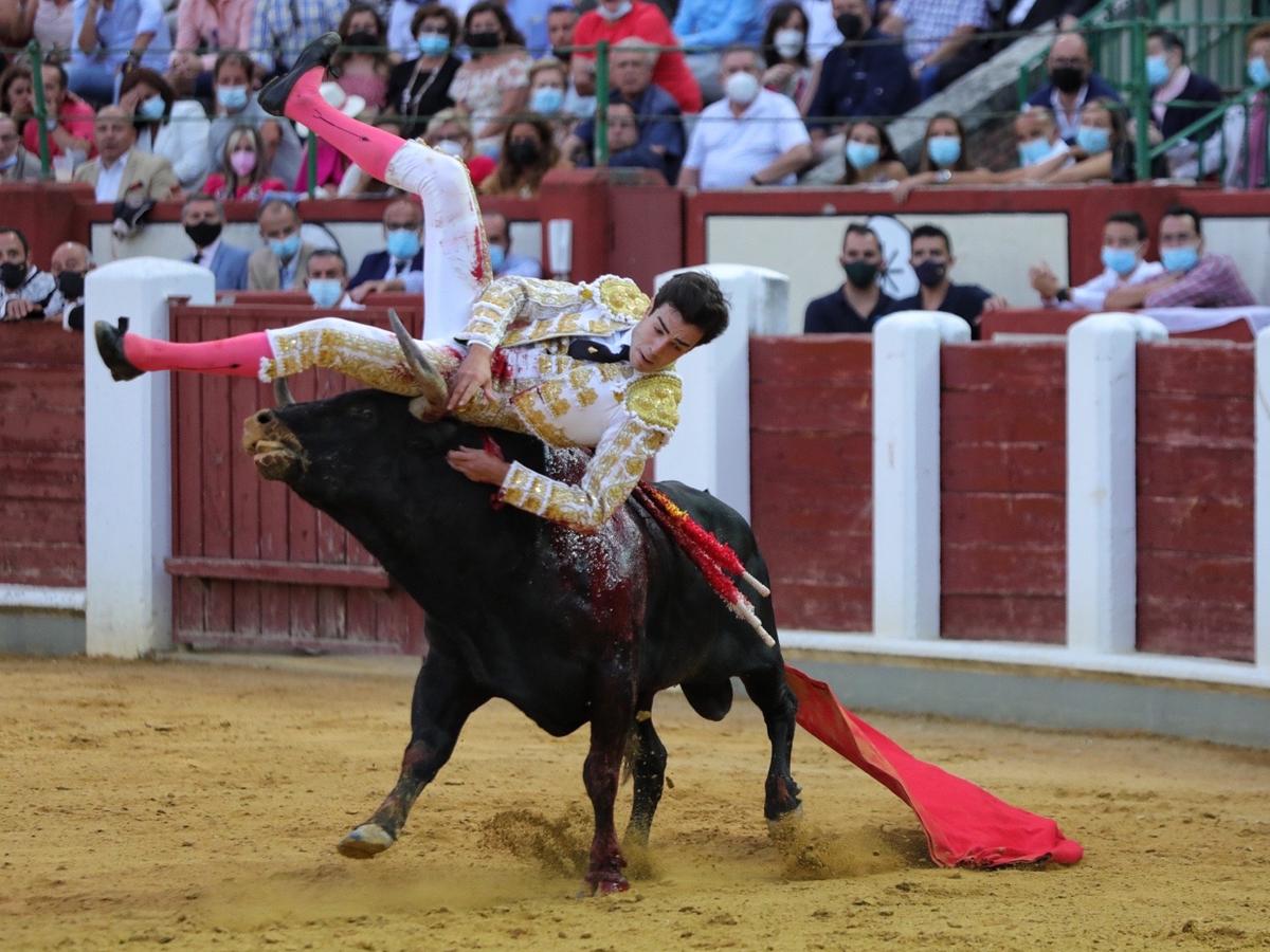 Cuatro orejas y debut con sobresaliente: Tomás Rufo toma la alternativa con nota