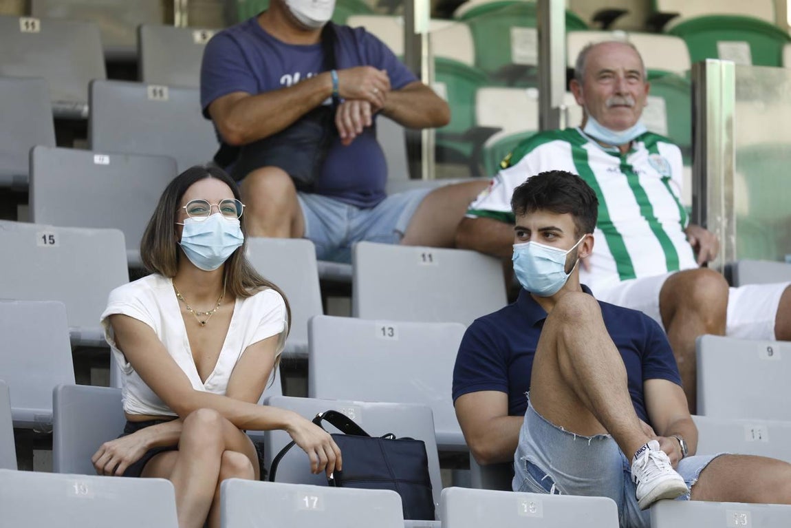 El regreso masivo del público a la grada del Arcángel en el Córdoba CF - Cádiz B, en imágenes
