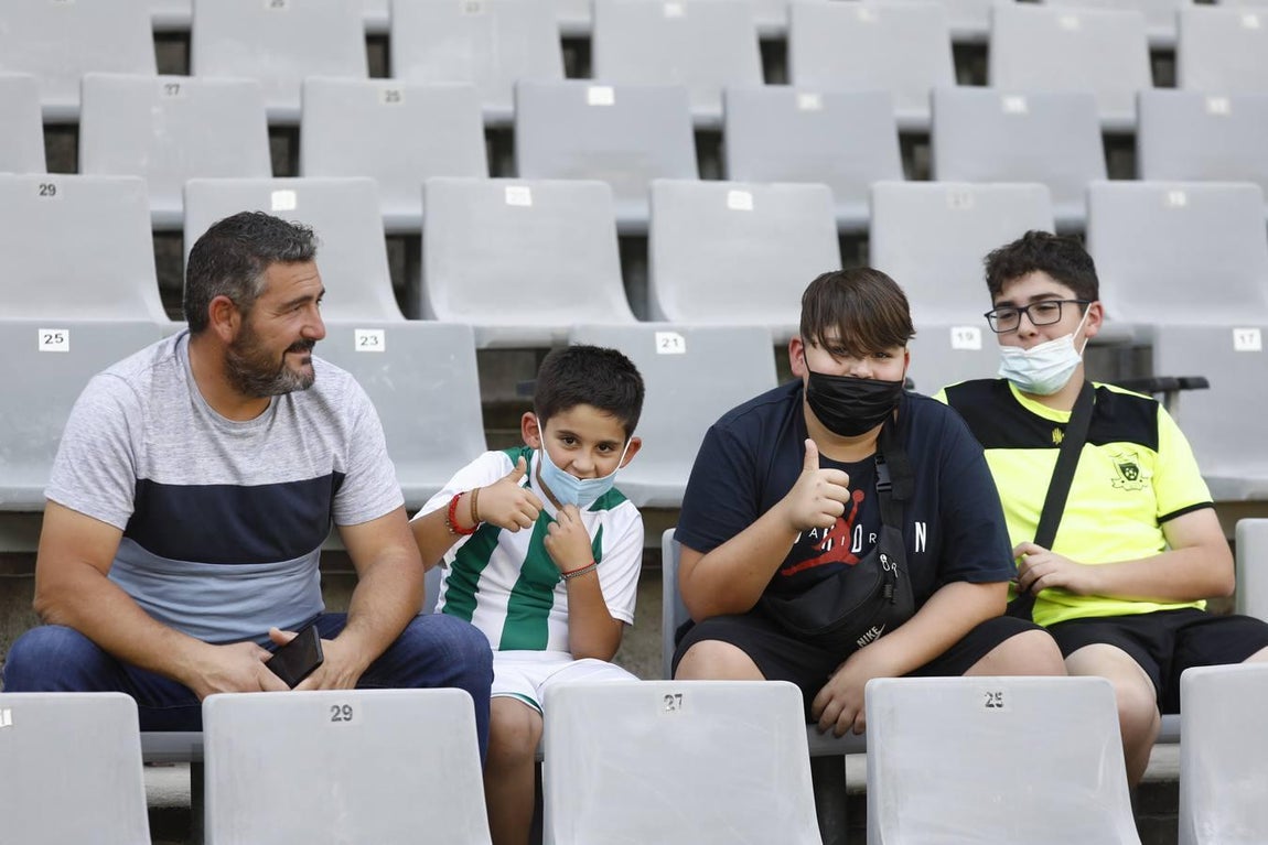 El regreso masivo del público a la grada del Arcángel en el Córdoba CF - Cádiz B, en imágenes