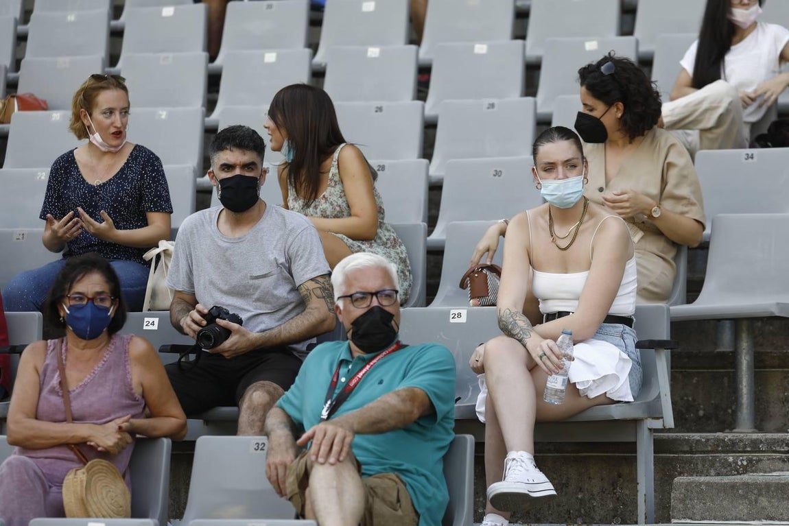 El regreso masivo del público a la grada del Arcángel en el Córdoba CF - Cádiz B, en imágenes