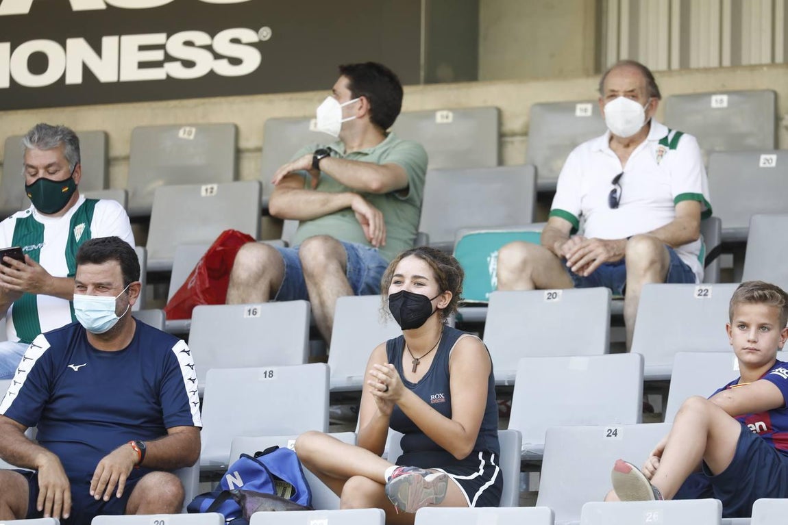 El regreso masivo del público a la grada del Arcángel en el Córdoba CF - Cádiz B, en imágenes