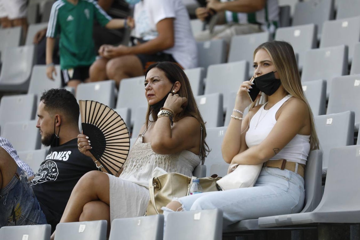 El regreso masivo del público a la grada del Arcángel en el Córdoba CF - Cádiz B, en imágenes